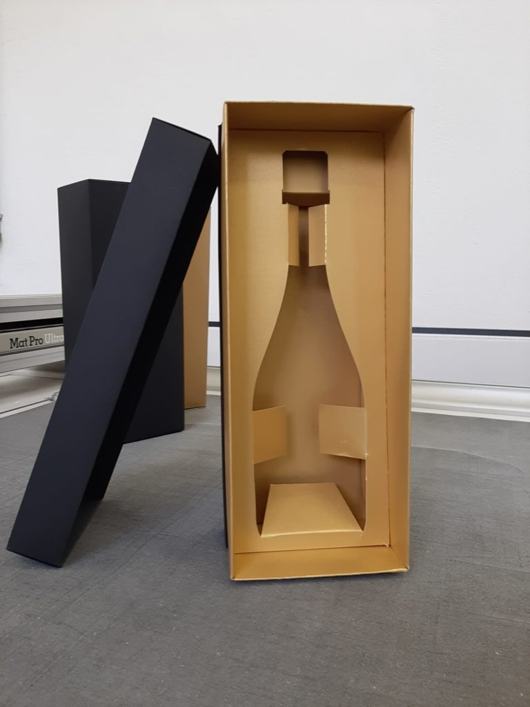 Scatola per bottiglia con alloggio