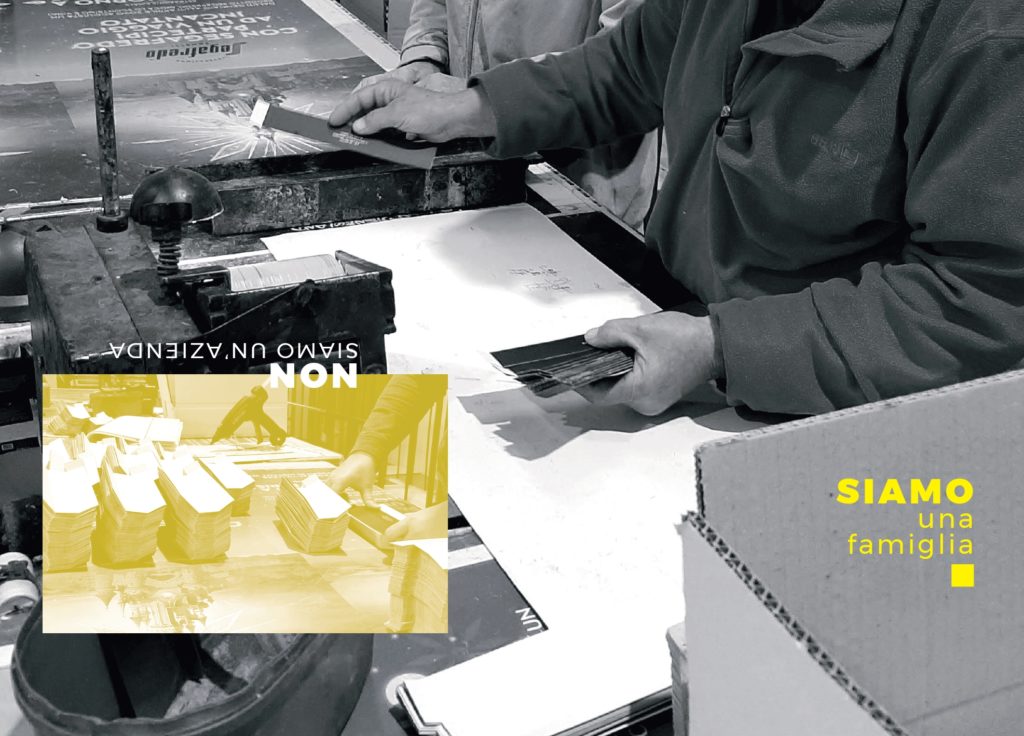 Foto che mostra processo di incollaggio manuale e allestimento astucci